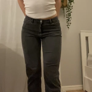 Jeans - Säljer mina mörkgrå jeans som tyvärr är för korta(170) 🥲 Jeansen är sparsamt använda och är i väldigt skönt material med strech.  Frakt ingår i priset, bara att fråga om du undrar något!💕 Säljer även ett par liknande i beige💜💗✨