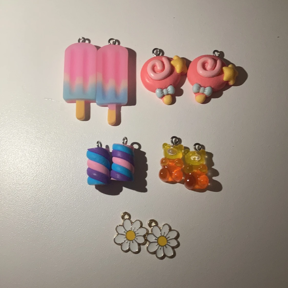 Ett kitt med berlocker 