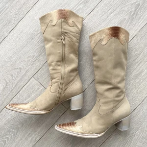Cowboy boots  - Säljer ett par cowboyboots, unika och bra skick i strl 37. Köpare står för frakt🤠🏇