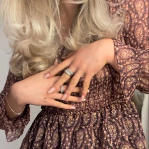 Zara klänning - ‼️Budgivningen gäller inte‼️  Säljer den populära zara klänningen, har använt fåtal gånger! Jättefin klänning som passar perfekt till sommaren!