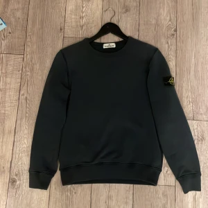 Stone island crewneck - Stone island crewneck mörk blå storlek 178/ xs men passar S. Säljer för den är för liten.