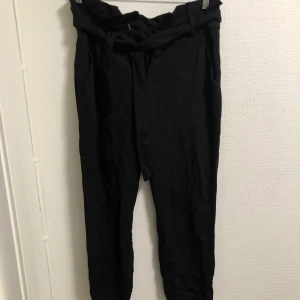 Kostymbyxor - Från Vero Moda, i strl 36. Knytning framtill 