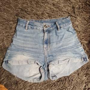 Amvända jeansshorts i kort modell