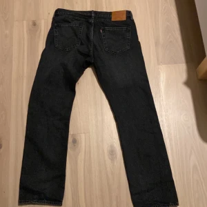 Levis 501 - Säljer ett par Levis 501 jag fick i julklapp som ej passar. Det är en jätte fin tvättar svart färg