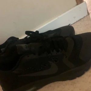 Nike skor - Nya nike skor. Inte använda en enda gång. En svart och en lila. Svarta kostar 200kr ich den lila kostar 150kr. Köp 2 få dom för 300 kroner. Helt nyaaa aldrig använd dom.❤️💕💞