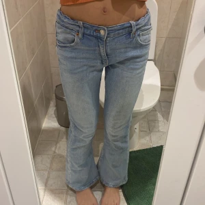 Utsvängda lågmidjade jeans - Säljer mina fina utsvängda lågmidjade jeans för att de tyvärr inte kommit till användning. Man kan spänna åt dem i midjan om de är för små/stora. Dessa kostade 500 från första början men jag bestämde mig för att lägga dem på 100.