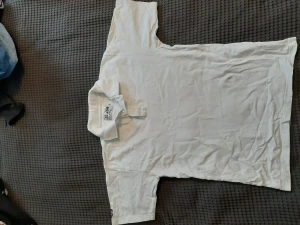 Vit piké-tröja  - Den är storlek S i man-storlek men i kvinno storlek skille jag säga att den är M/L