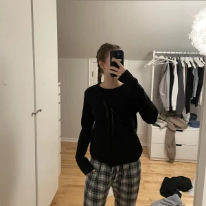 Svart stickad tröja  - Svart stickad tröja i storlek S, 100kr+frakt💕kolla gärna in det andra jag säljer!