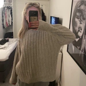 Stickad tröja - Superfin stickad tröja från zara. Använd fåtal gånger. Färgen syns bäst på andra bilden 💕💕💕stl S men passar både mindre och större