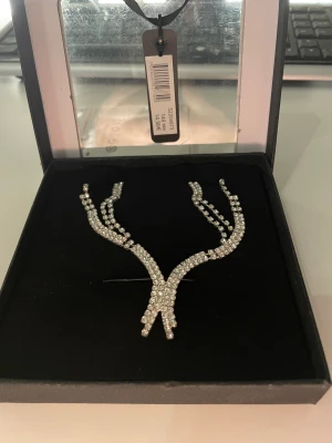 Halsband  - Halsband och örhängen från ur och Penn. Aldrig använda. Det står att detta paketet är värt 149 och jag säljer det för 49kr + frakt. Köparen står för frakten😁 