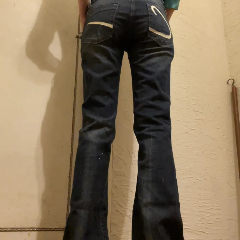 Jättesnygga lågmidjade jeans med tryck på bakfickorna. . Jeans & Byxor.