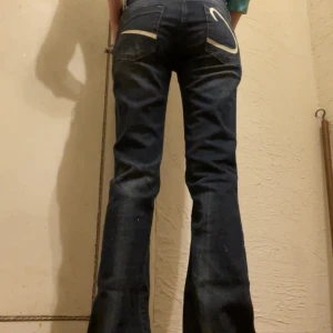 Lågmidjade jeans - Jättesnygga lågmidjade jeans med tryck på bakfickorna. 