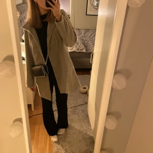 Grå kappa - Grå kappa från B.Young strl 40 men passar mig som vanligtvis har 36. Säljer pga av att jag har andra kappor❤️