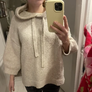 Stickad hoodie - Stickad hoodie från hm. Sparsamt använd. 