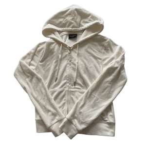 Juicy couture - Vit juicy couture frotté hoodie, helt ny och aldrig använd, prislappen e borta o måste ha gått av vid flytten! Strl S. Köptes på en juicy outlet i mölndal så givetvis äkta