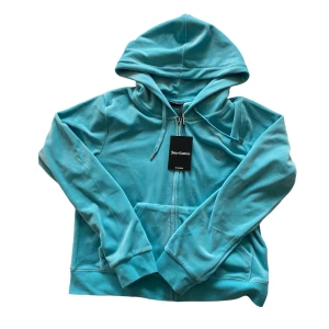 Juicy couture - Juicy couture zipup, helt ny med prislapp osånt kvar!! Strl XL men passar fint på mig som bär M