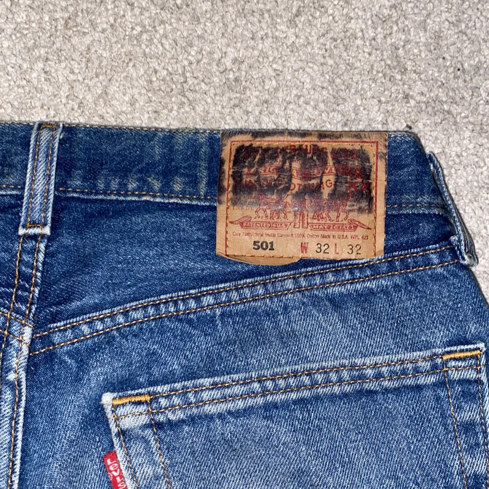 Vintage Levis 501 jeans i fint skick. Lappen bak är lite skadad. Jeans & Byxor.