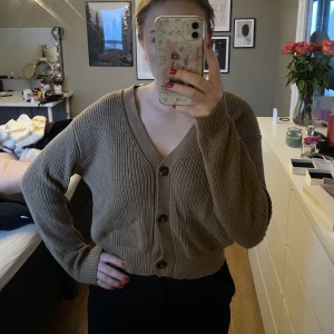 Stickad kamel-färgad tröja kofta - Söt stickad kofta från lager 157. Använd fåtal gånger💕