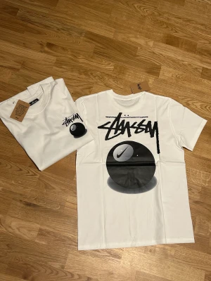Stussy x nike 8 ball T-shirt  - Stussy x nike 8 ball T-shirt  storlek S och M  Fler bilder kan fixas vid önskemål 