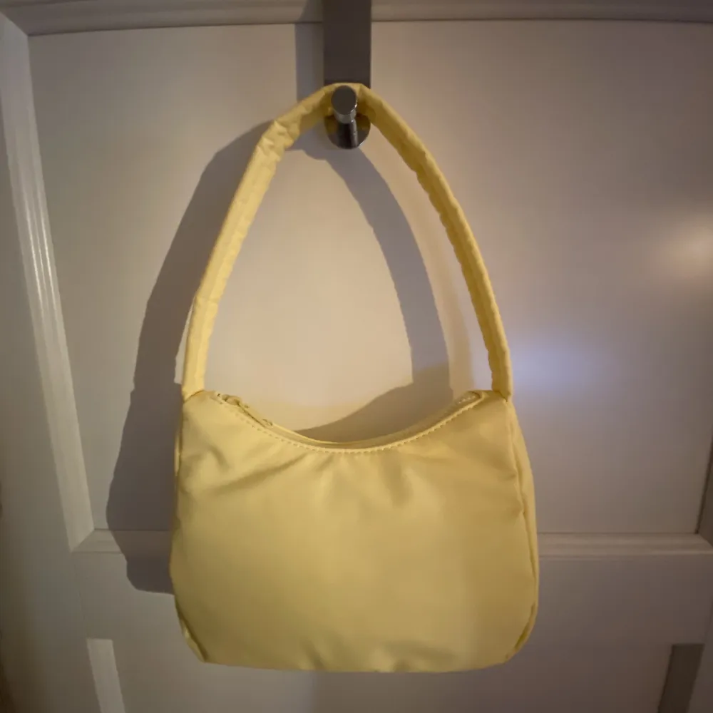 En gul handväska. Aldrig använd, den är som ny. . Väskor.