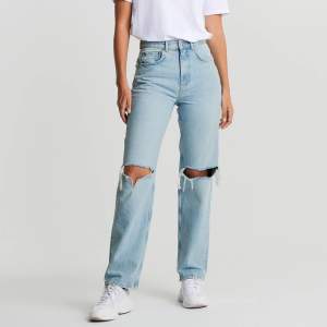 Gina tricots populära high waisted 90s jeans. Använda några få gånger. Nypris 499 kr. Köparen står för frakten. 