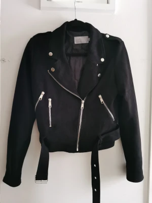 Biker jacka i mocka  - Mocka jacka från nelly i storlek 36  Använd fåtalgånger. Jackan är i nyskick