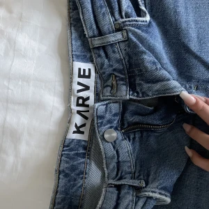 Helt nya KAVE jeans  - Supersnygga KARVE jeans, strechy modell i storlek S, sprund nertill, raka ben. 