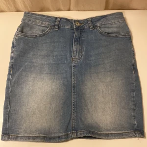 Blå jeanskjol från Ichi - Superfin och skön jeanskjol från Ichi, köpt på Top Store i storlek 36. Använd ca 2 ggr. I nyskick. Skriv vid frågor m.m💓