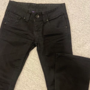 Fishbone jeans - Tryck inte köp direkt! Så fina svarta lågmidjade jeans från fishbone,Köpta secondhand. Modellen är ganska raka bootcut. Storlek 26, skulle säga att de är långa i benen (går ner till marken på mig som är 170cm) Kan skicka mått och fler bilder vid intresse!