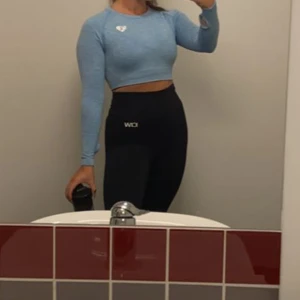 Blå träningströja womens best - Superfin blå croppad tränings tröja från womens best. Säljer då den tyvärr bara kommit till användning 2 gånger då jag har så många!💙Storlek M men skulle säga att den snarare passar en XS-S