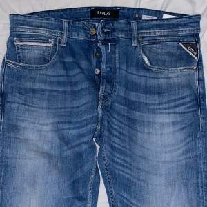 Jeans storlek 33/32(33?) straight fit Ordinarie pris 900kr  Skick- använda en gång 