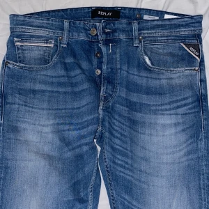Replay jeans - Jeans storlek 33/32(33?) straight fit Ordinarie pris 900kr  Skick- använda en gång 