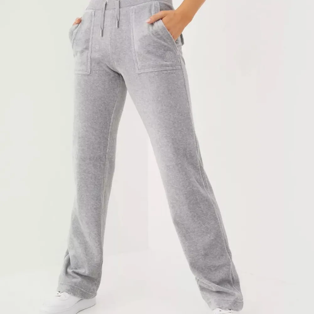 Säljer mina grå Juicy Couture i strl XL. Del Rey Classic velour mjukisbyxor. I fint skick, resåret är något nopprigt men annars inget att anmärka på. Skriv för fler bilder. Frakt tillkommer i priset💗💗. Jeans & Byxor.