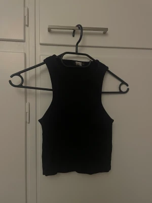 Ribbad topp  - Ribbad topp säljes. Storlek Xs-S   Köparen står för frakten på 44kr💕