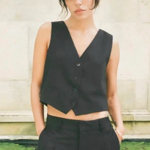 Kostymväst  - Svart slutsåld väst från zara💖 Helt oanvänd med lappar kvar då jag har en liknande redan! Nypris är 359 men säljer för 200 Tryck inte på köp nu!!!