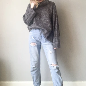 Jeans - Knappt använda. Håliga baggy jeans. Medelhög midja. Smalare nedtill. 