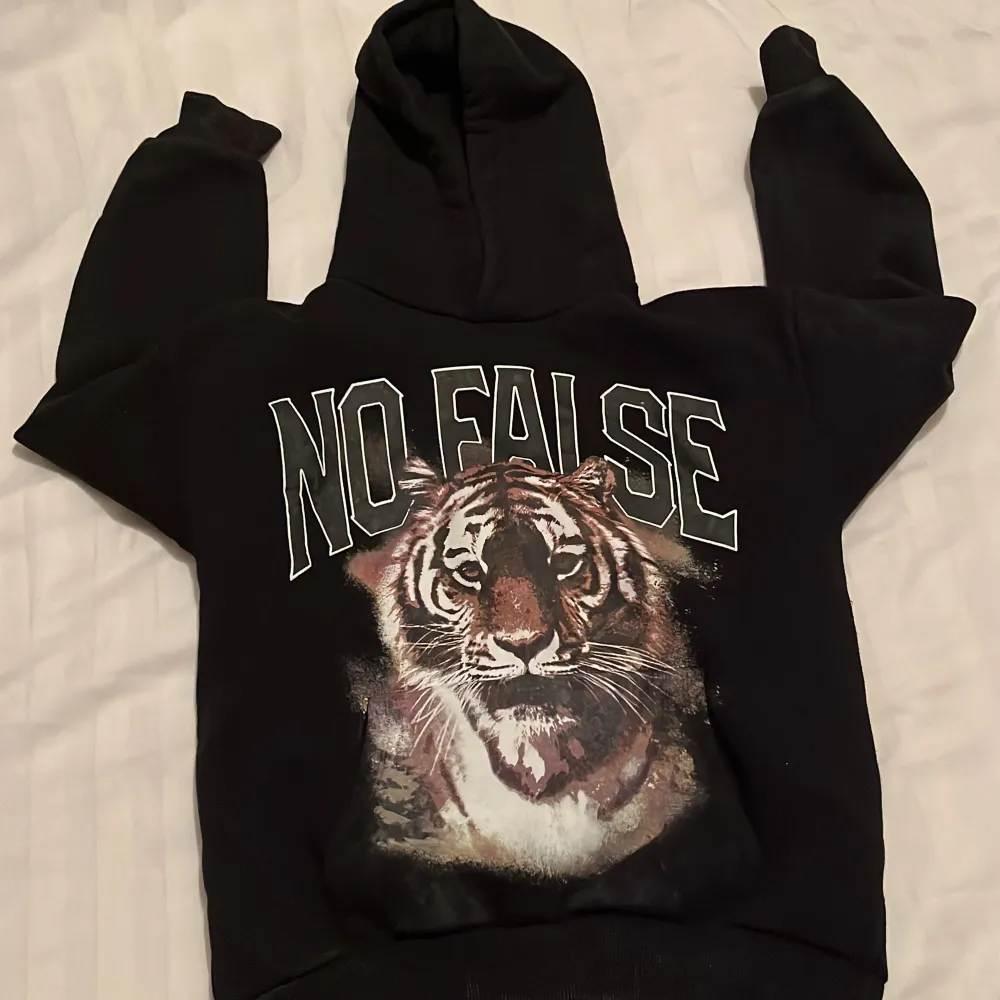 Svart Hoodie No False Tiger Pull Bear