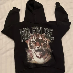 Hoodie No False/tiger - Skick 9/10 bara testat, inga skador eller liknande prislapp finns ej kvar.