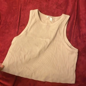 Hejsan köp en hell outfit från mig flr under 100 kr - Jätte snygg sommar top köpte den för 100kr men säljer den för 13 kr skriv om du är intreserad svarar snabbt☺️