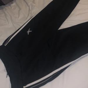 Arigato trackpants - Säljer nu mina axel atigato track pants, i väldigt bra skick. Nypris 1800kr