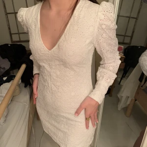 Vit klänning - Vit klänning från na-kd, perfekt till studenten! Storlek S men passar mer som en XS. Köparen står för frakten, ca 60kr❤️‍🔥