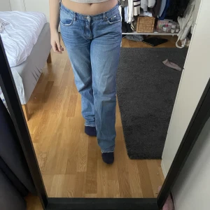 Populära jeans - De populära Low straight jeansen från Gina. Säljer dem då de inte kommer till användning längre.