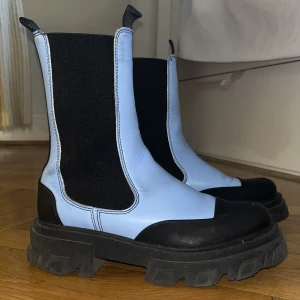 Baby blue GANNI Chelsea Boots - Strl. EU 40  Chelsea Boots, Mid length.  I fint skick I en unik färg som inte längre går att få tag i! I äkta läder  OBS! De är lite missfärgade på framsidan pga. svarta jeans som färgat av sig på lädret. Går nog att fixa med skokräm eller hos skomakaren!