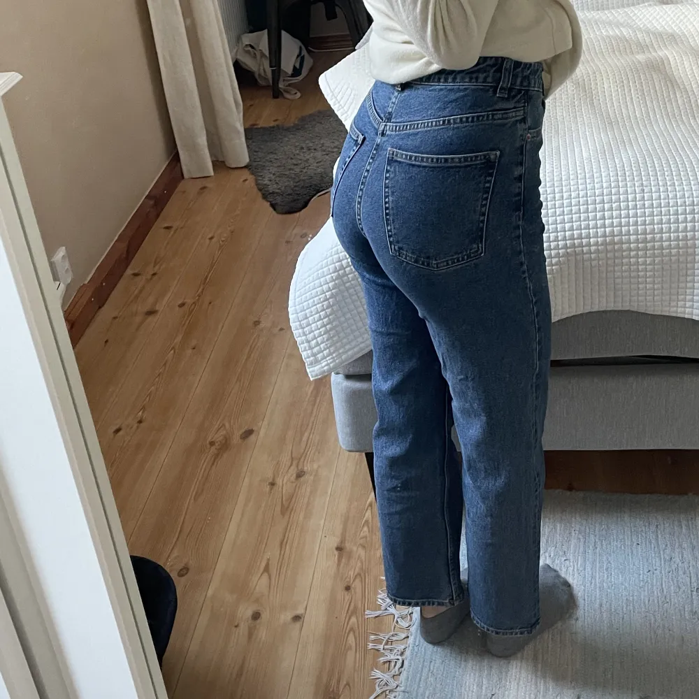 Superfina knappt använda jeans då jag har för långa ben för dem men bara något men såpass att jag stör mig. Jätte fin kvalitet💕. Jeans & Byxor.