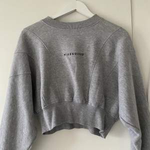 Sweatshirt från missguided i storlek 38, jätte bekväm och snygg på! 