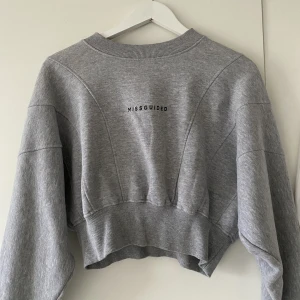 Cropped missguided sweatshirt  - Sweatshirt från missguided i storlek 38, jätte bekväm och snygg på! 