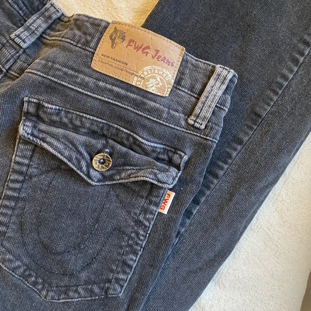 As coola jeans köpta secondhand, unika med ek snygg vintage look. Lågmidjade och flare. Sömen längs ned har jag tagit upp för att dem skulle bli längre, det är enkelt att fixa tillbaka den. . Jeans & Byxor.