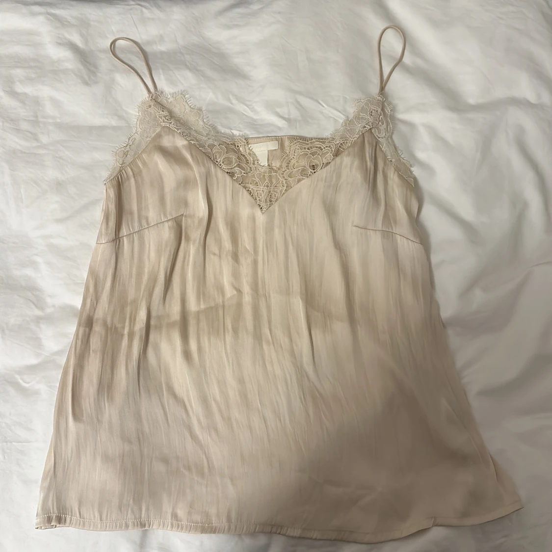 Satintopp i beige - 90