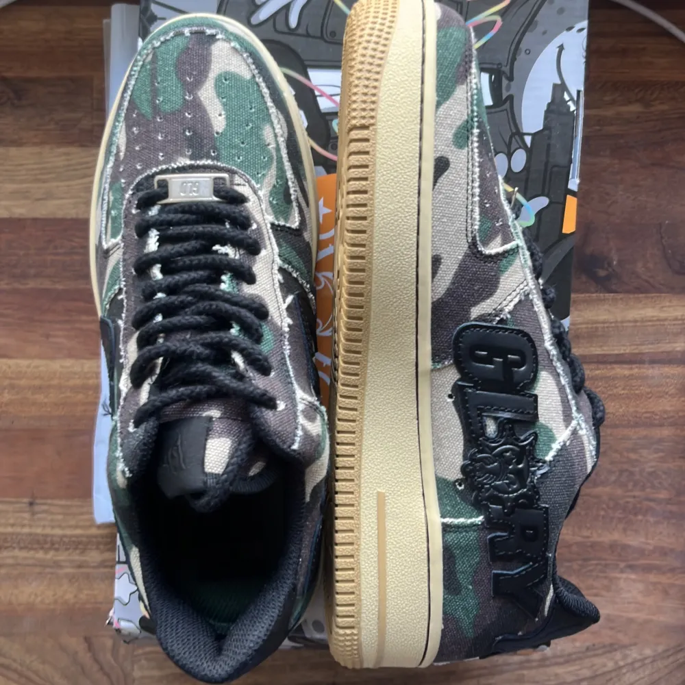 Helt oanvända camo glory 1’s i strl US6 (eu38-39) Säljer pga fel storlek och svindyr retur. Ett extra par skosnören (gröna) och boxen ingår.. Skor.