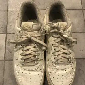 Ett par vita Nike skor med gul sula och gul Nike symbol, dem är i bra skick och har nästan inga skador. Skosnörena är lite smutsiga men finns att köpa billigt